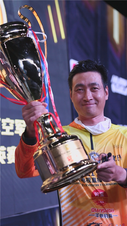 刘松松，中国钓坛又一位竞技王！配图